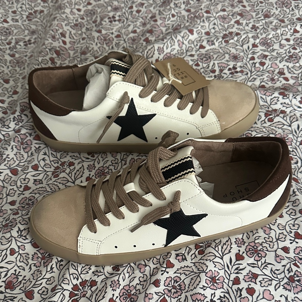 ShuShop White and Brown Low-Top Sneakers with Black Star